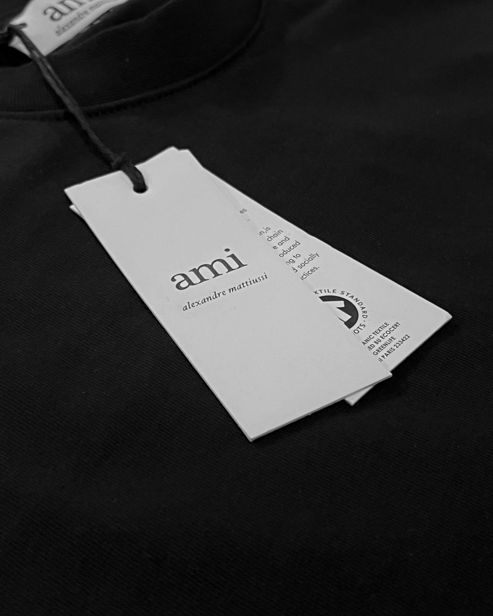 AMI – černé tričko s červenou vyšitou logem