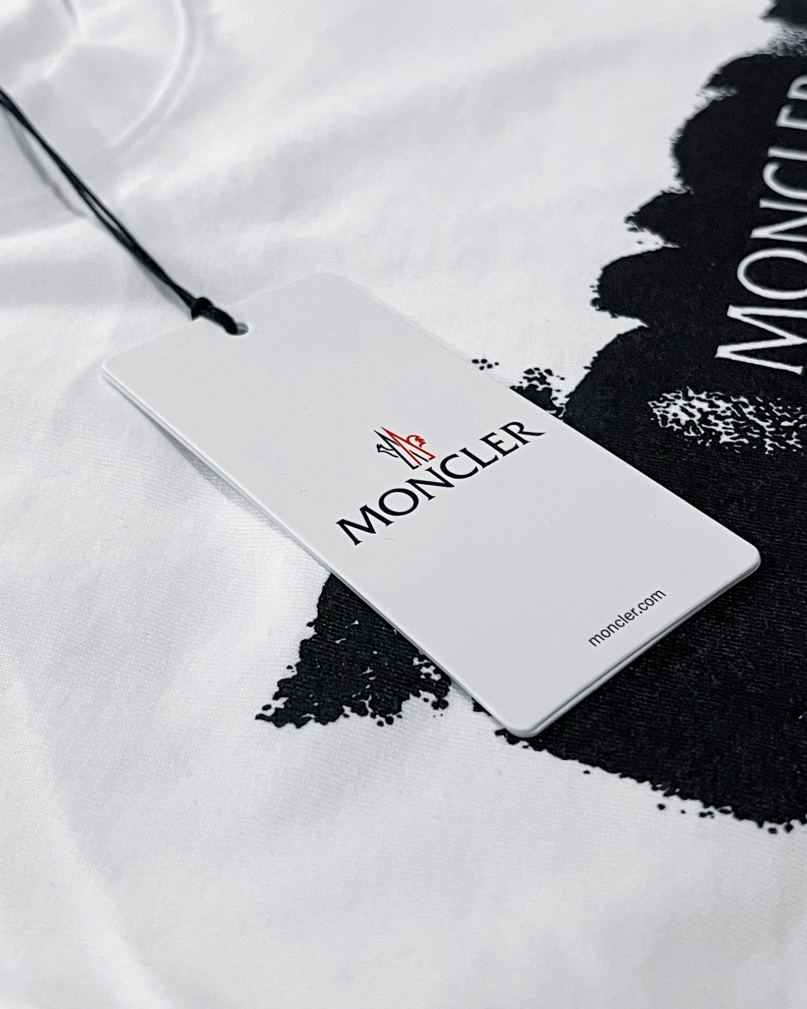 Moncler - Tričko s logem ve spreji - bílé