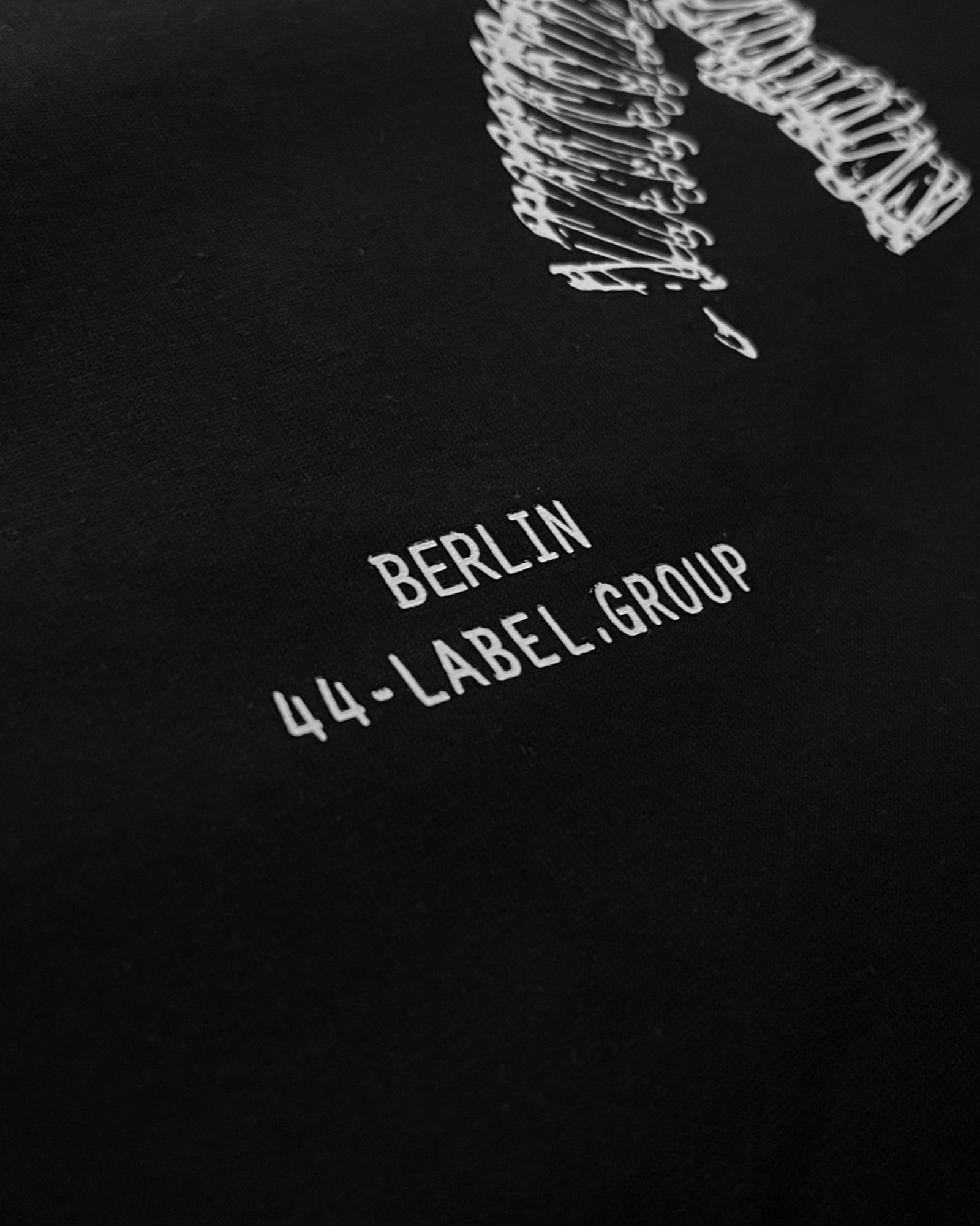 44 Label Group – Tričko s logem ve tvaru zavíracího špendlíku – černé