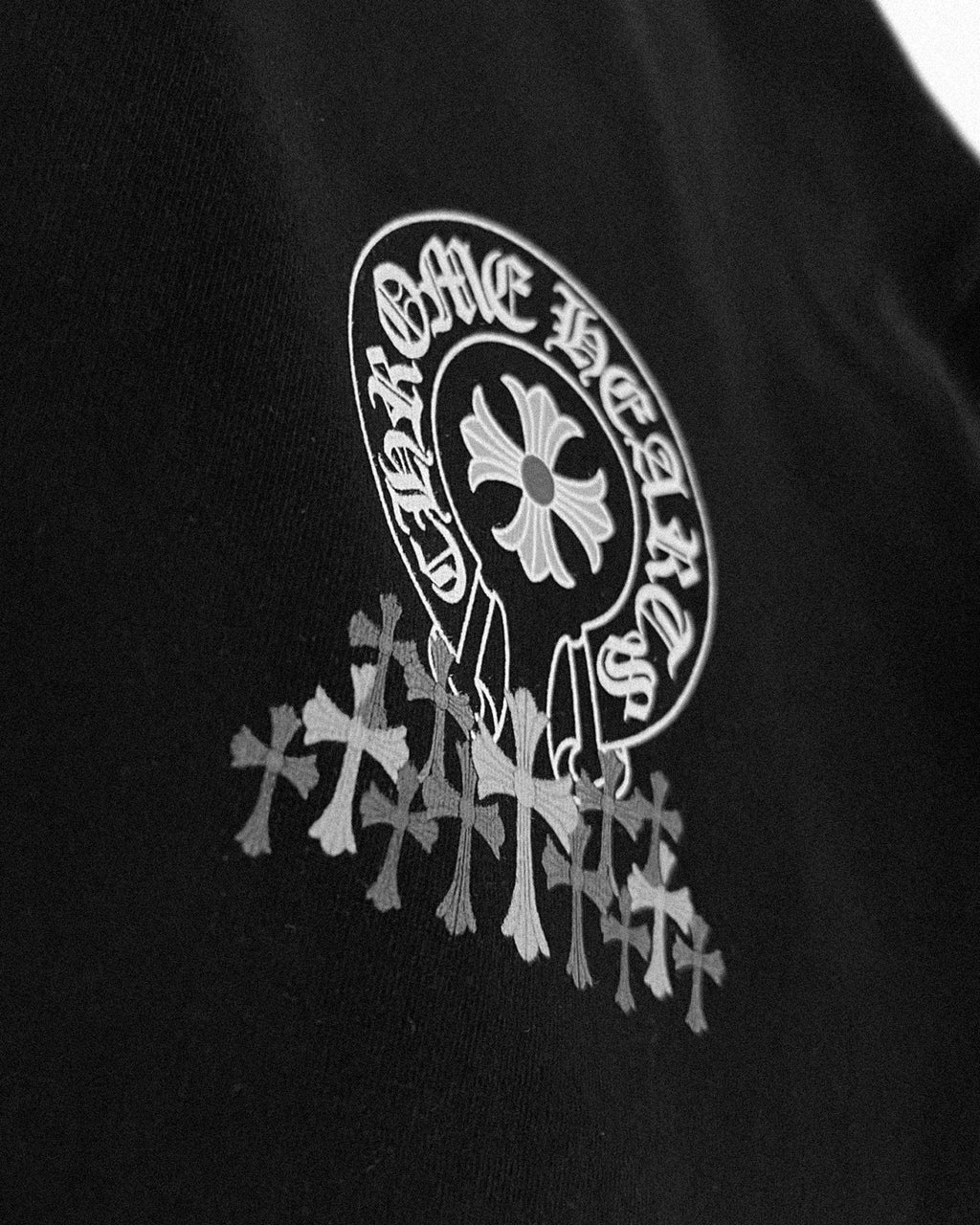 Chrome Hearts - Oversized tričko s vícebarevnými kříži - černé