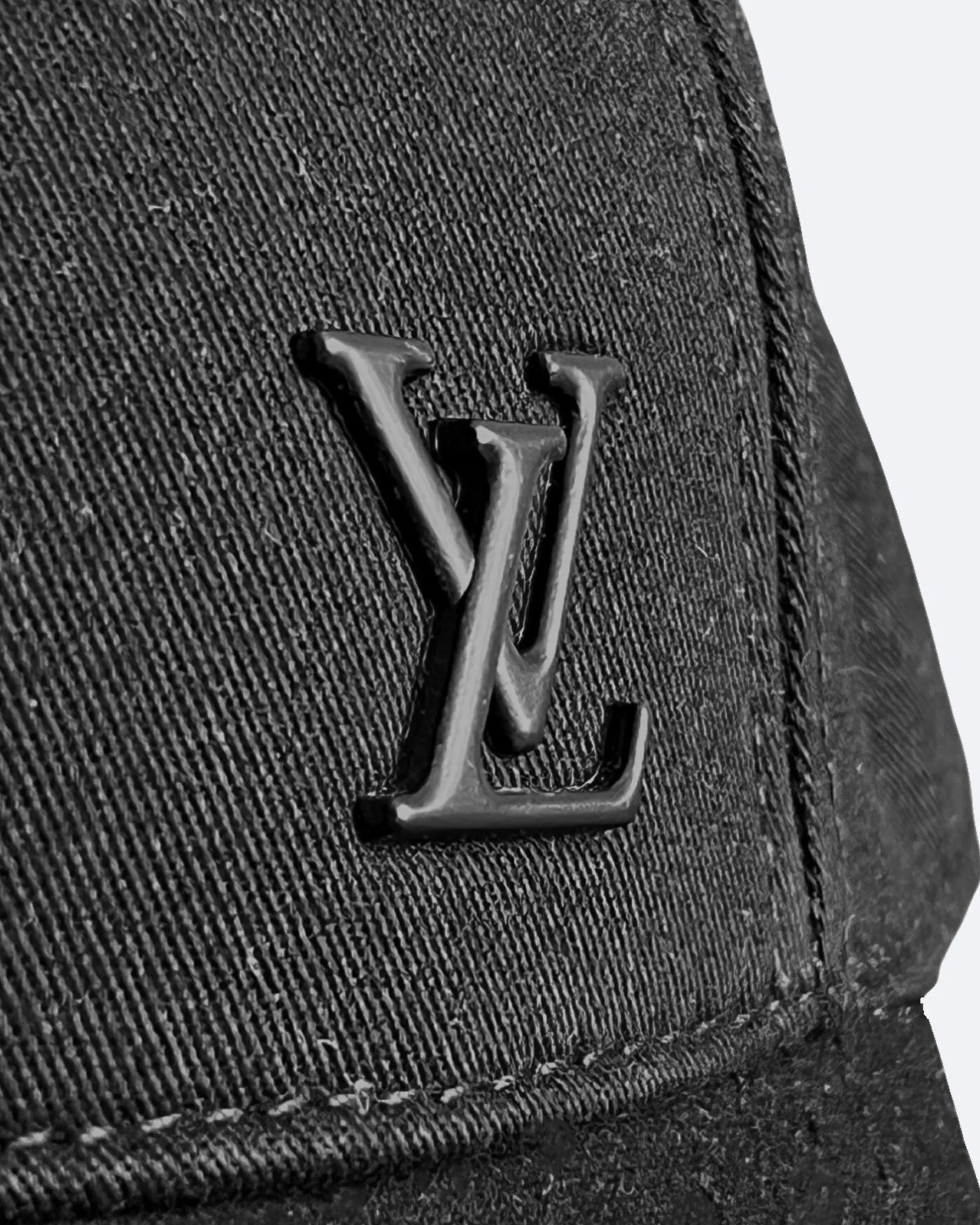 Louis Vuitton – černá kšiltovka s jehlicí LV – černá