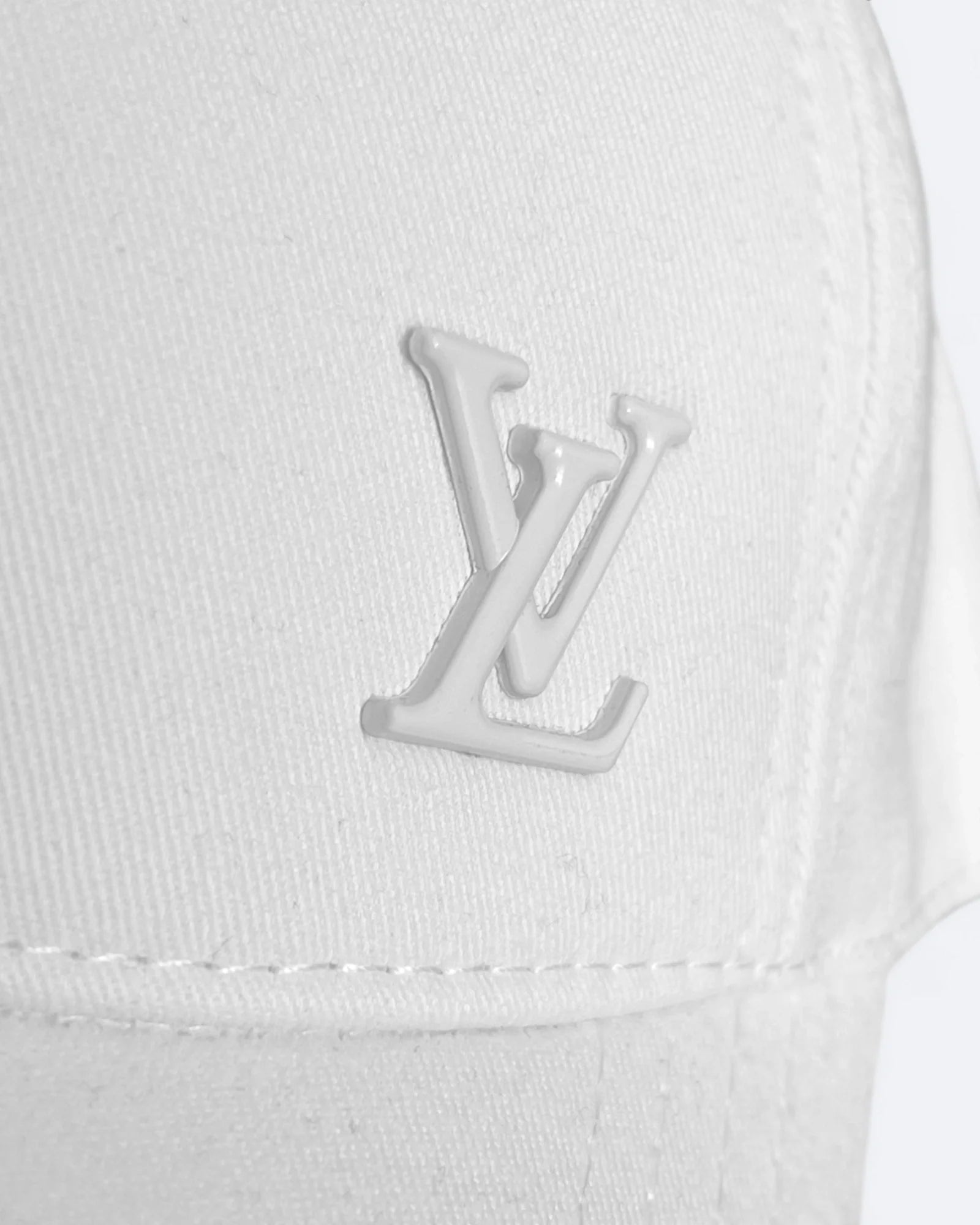Louis Vuitton - Bílá kšiltovka s LV sponou - Bílá