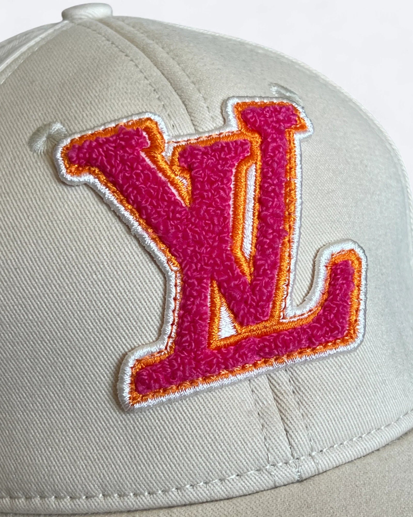Louis Vuitton – kšiltovka Soft LV Monogram – krémová