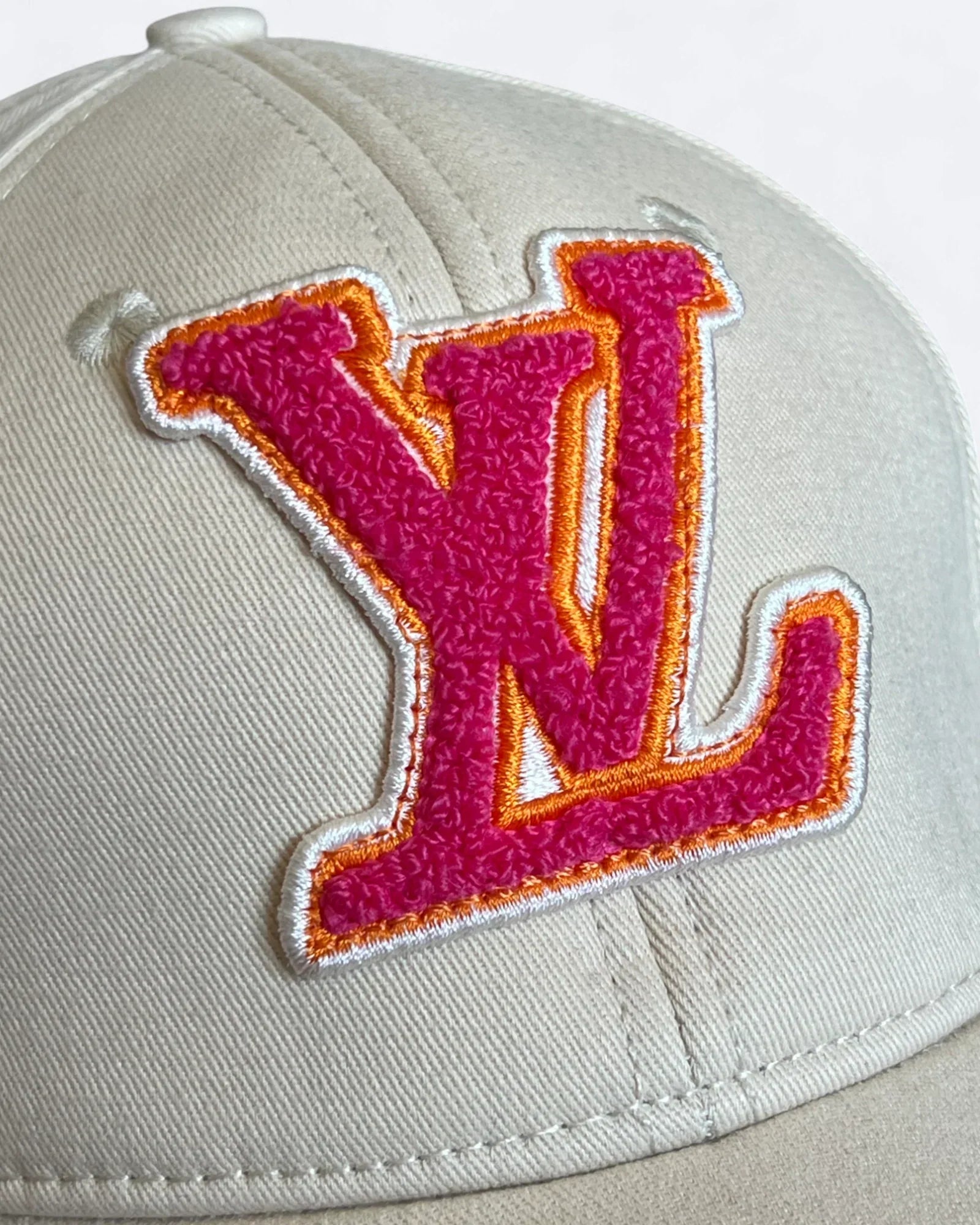 Louis Vuitton – kšiltovka Soft LV Monogram – krémová