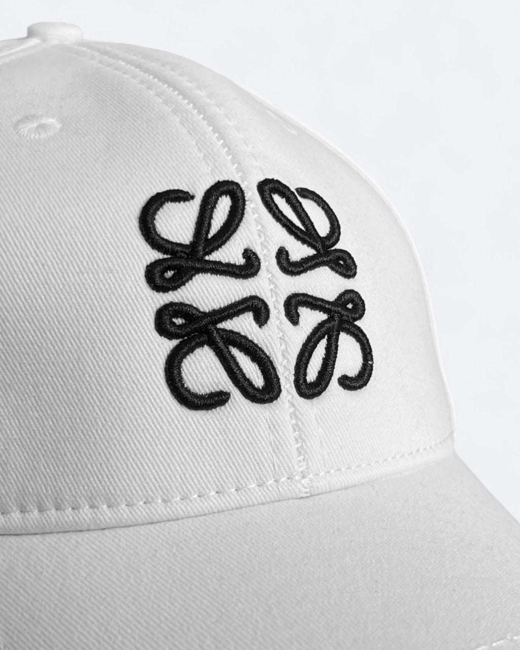 Loewe – bílá kšiltovka s černou výšivkou loga