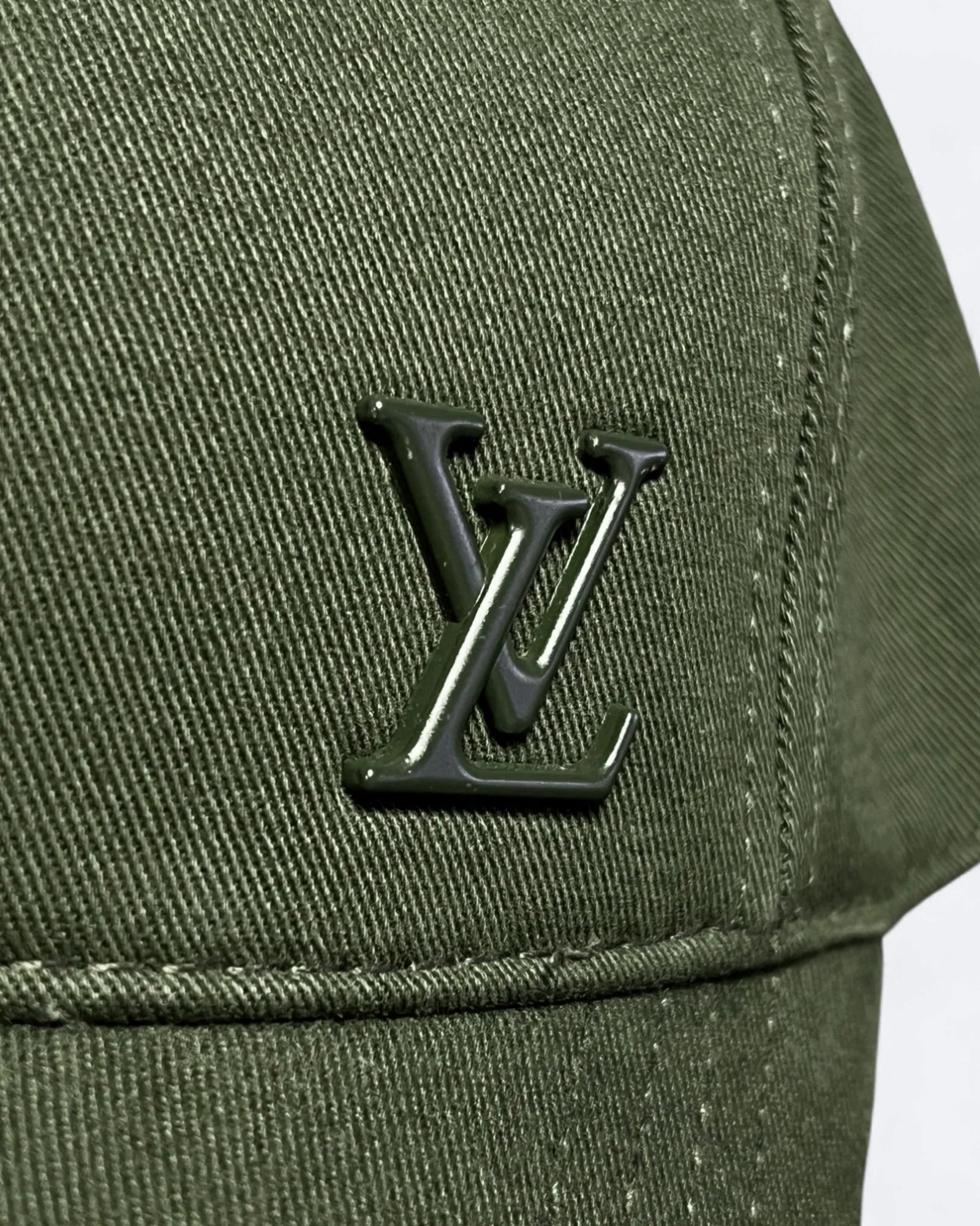 Louis Vuitton – Zelená kšiltovka s broží LV – Zelená