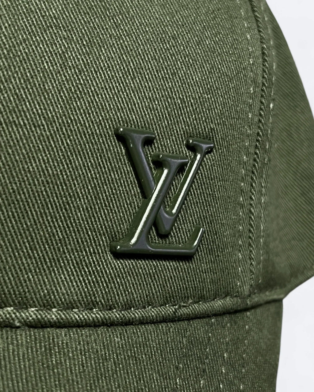 Louis Vuitton – Zelená kšiltovka s broží LV – Zelená