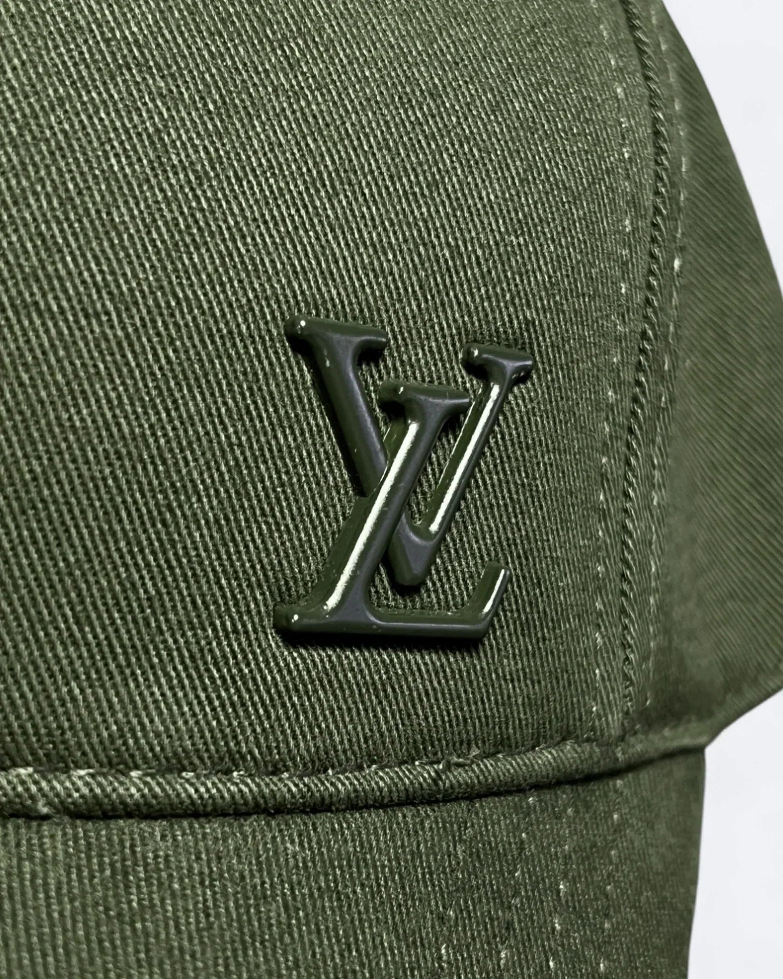 Louis Vuitton – Zelená kšiltovka s broží LV – Zelená
