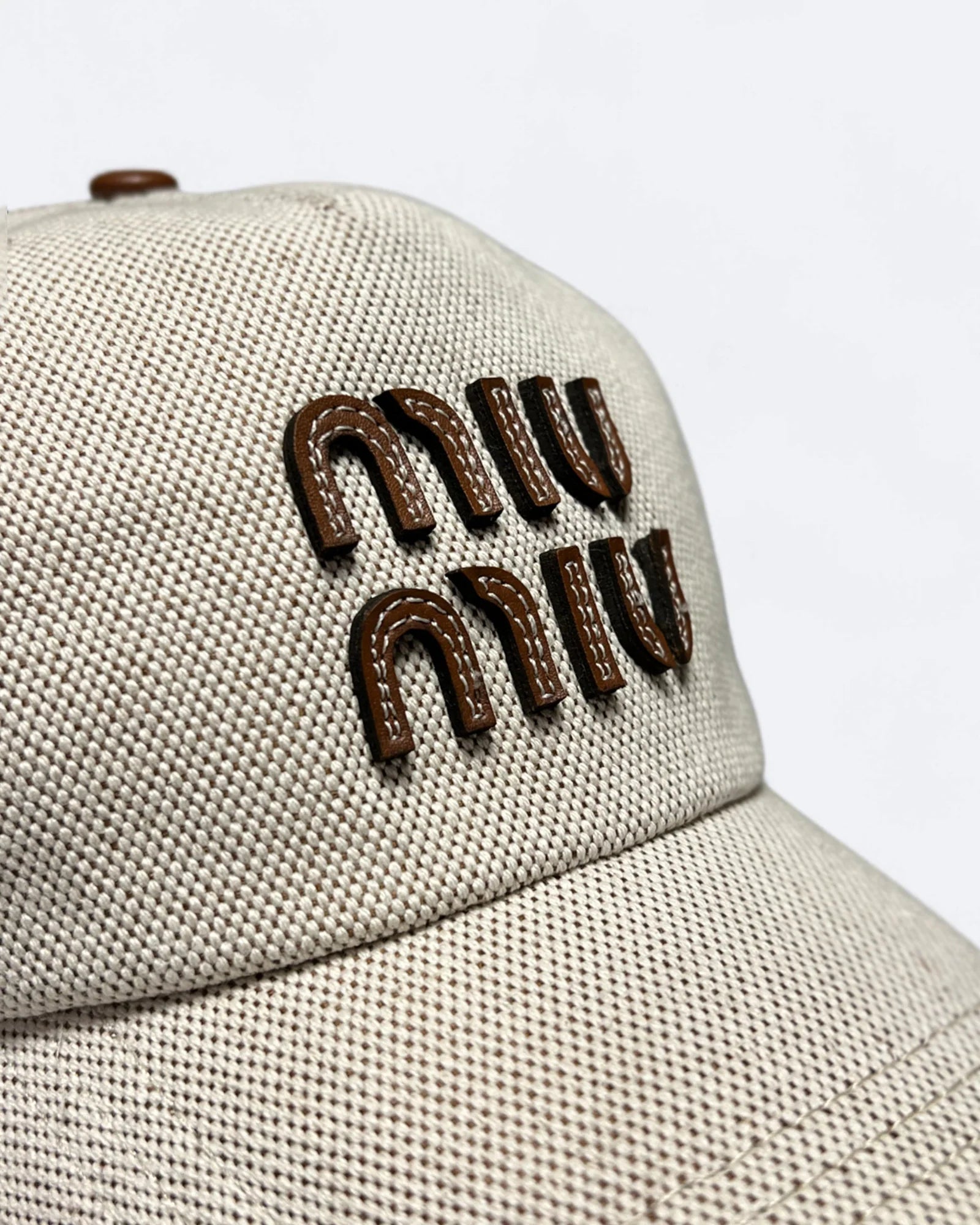 Miu Miu – kšiltovka s logem z plátna a kůže – béžová