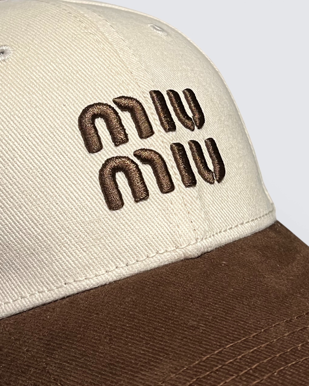 Miu Miu – kšiltovka s vyšívaným logem – krémová/hnědá