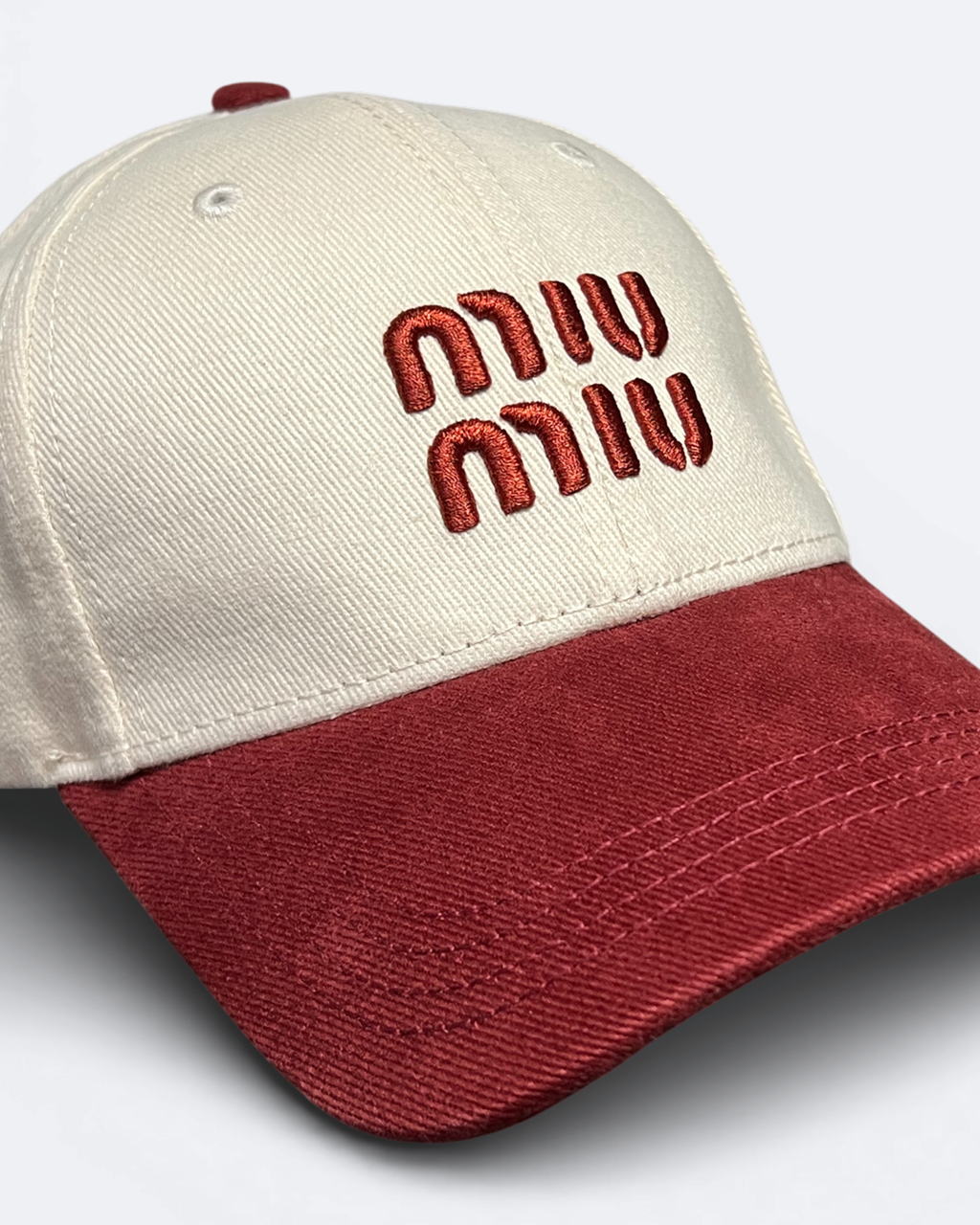 Miu Miu - Kšiltovka s vyšívaným logem - krémová/bordó