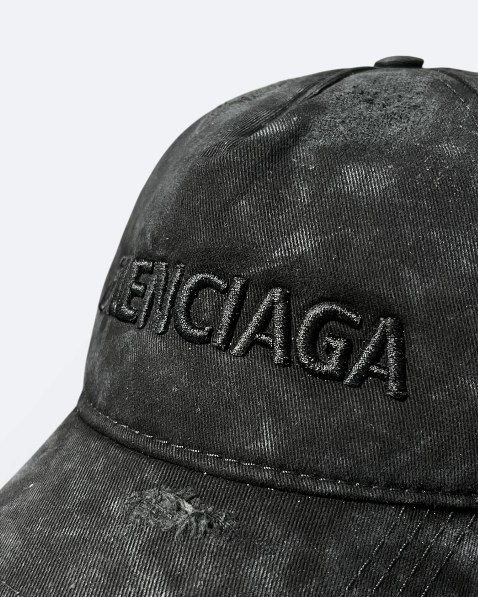 Balenciaga – Čepice s potrhaným logem – černá