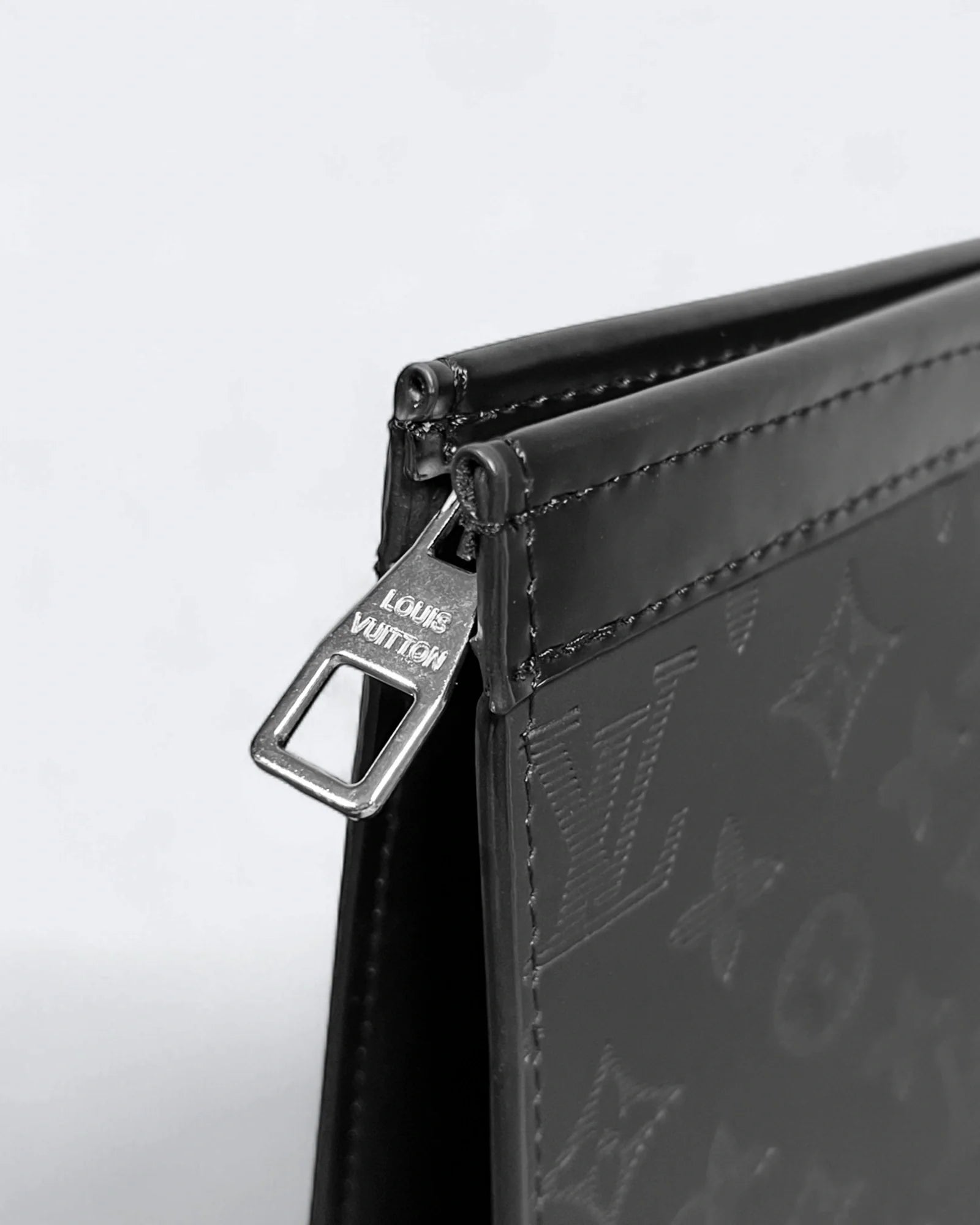 Louis Vuitton – Reliéfní psaníčko se vzorem LV – Černé