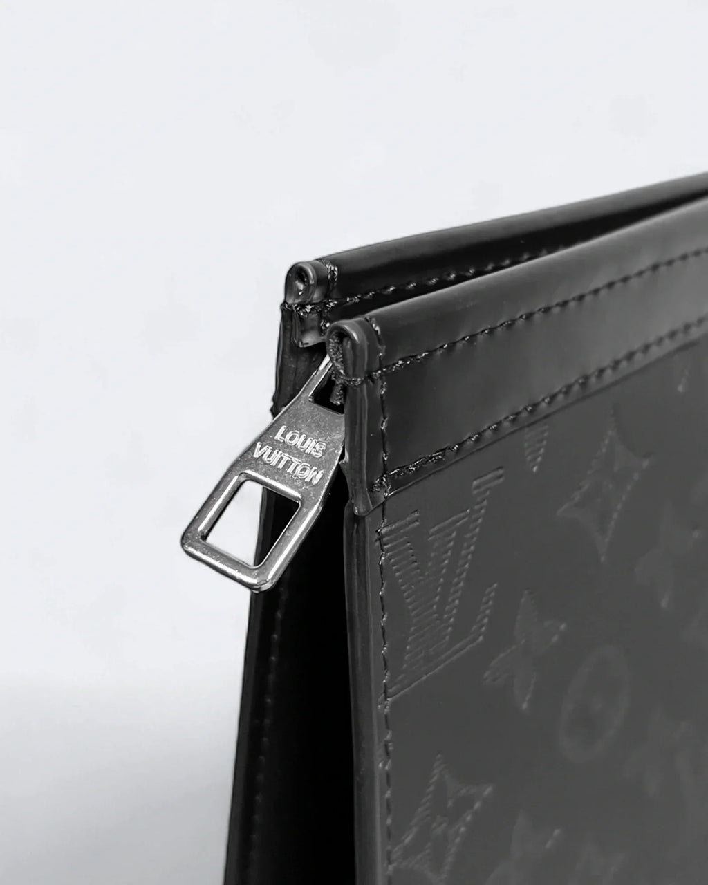 Louis Vuitton – Reliéfní psaníčko se vzorem LV – Černé