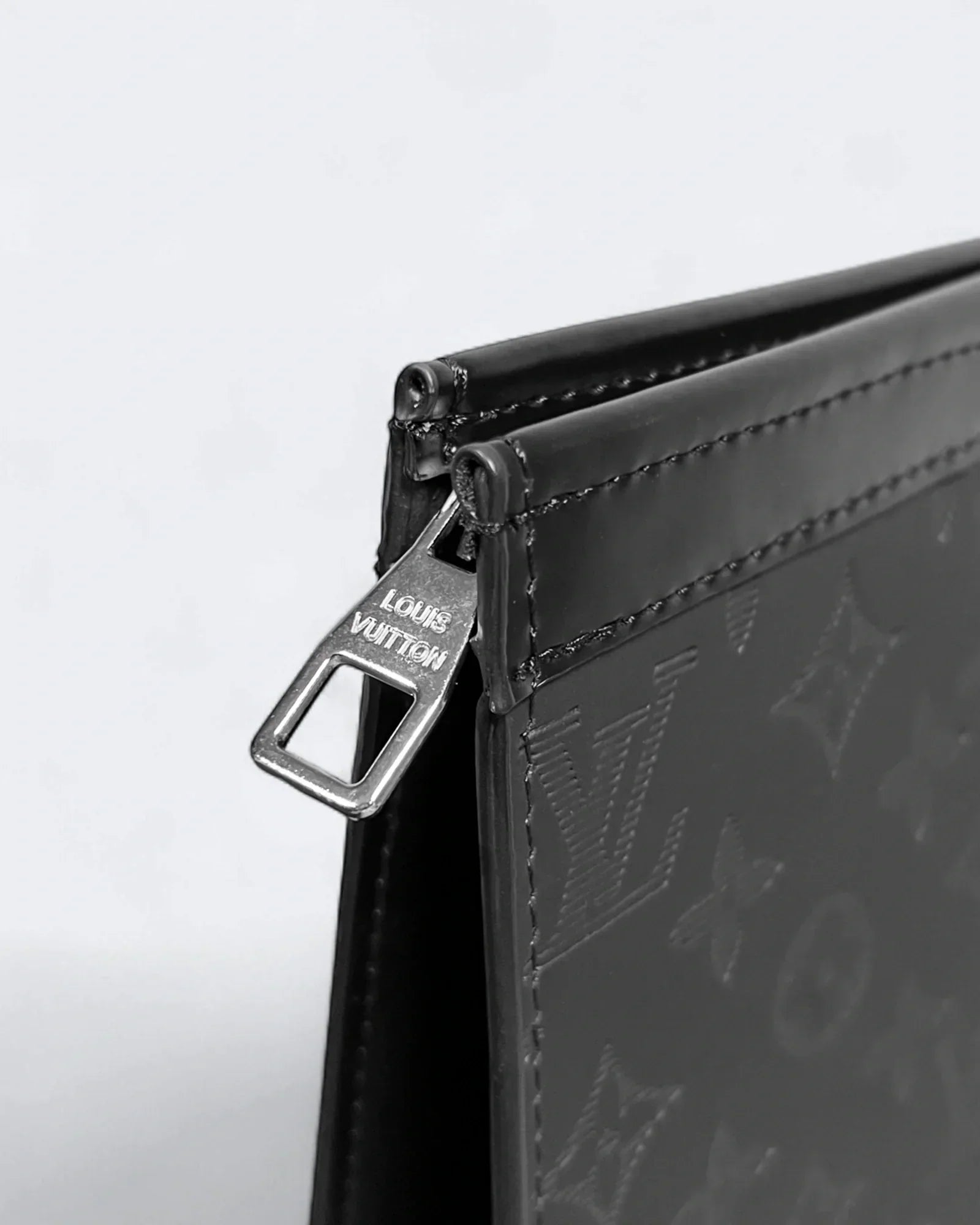 Louis Vuitton – Reliéfní psaníčko se vzorem LV – Černé
