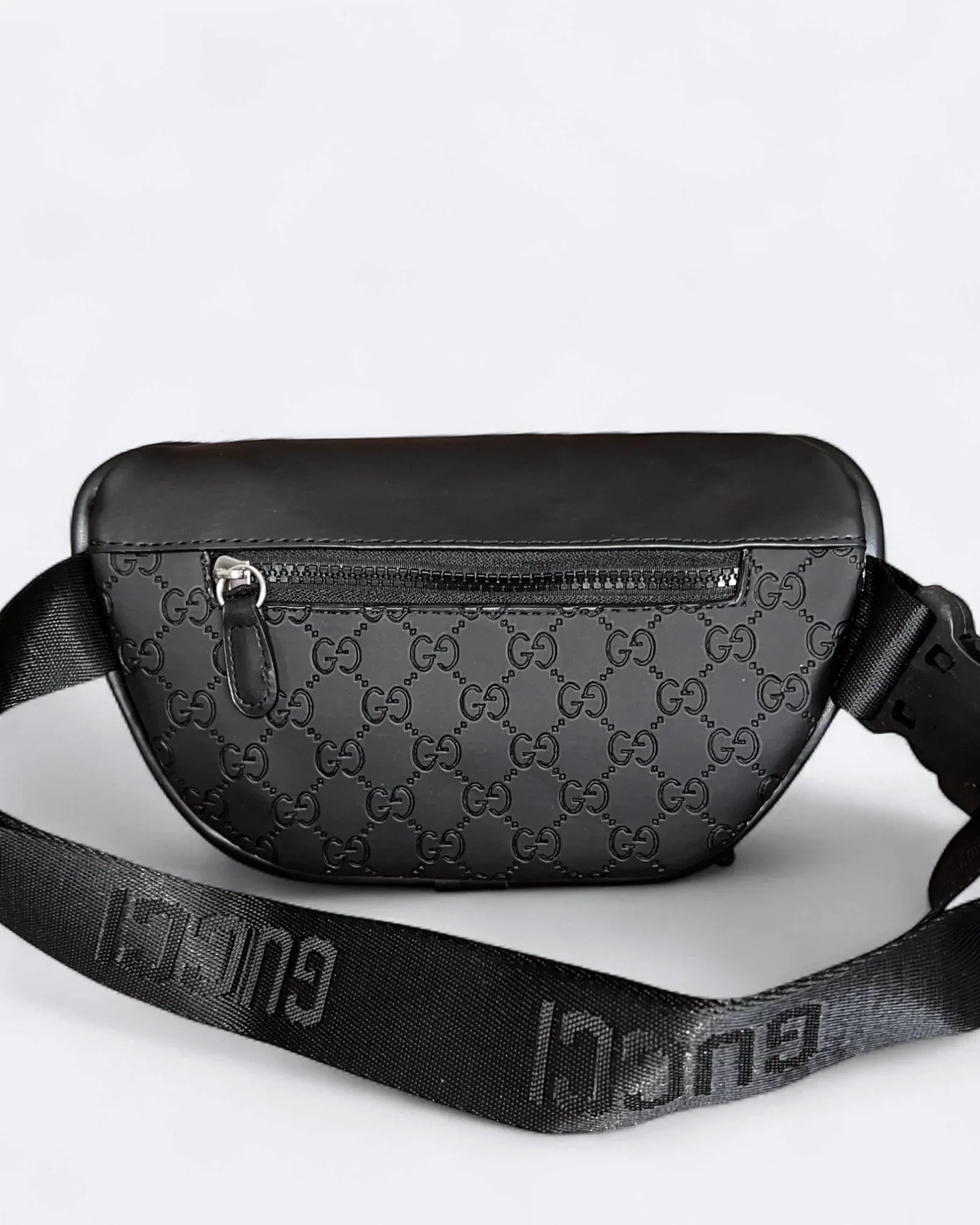 Gucci - Reliéfní crossbody kabelka GG Canvas - černá