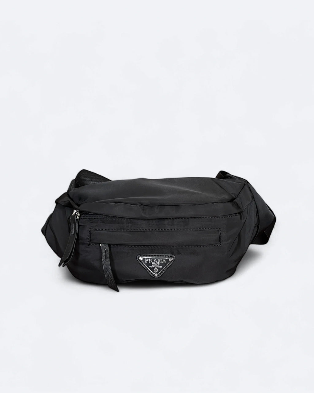 Prada – crossbody kabelka s kovovým logem – černá