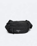 Prada – crossbody kabelka s kovovým logem – černá