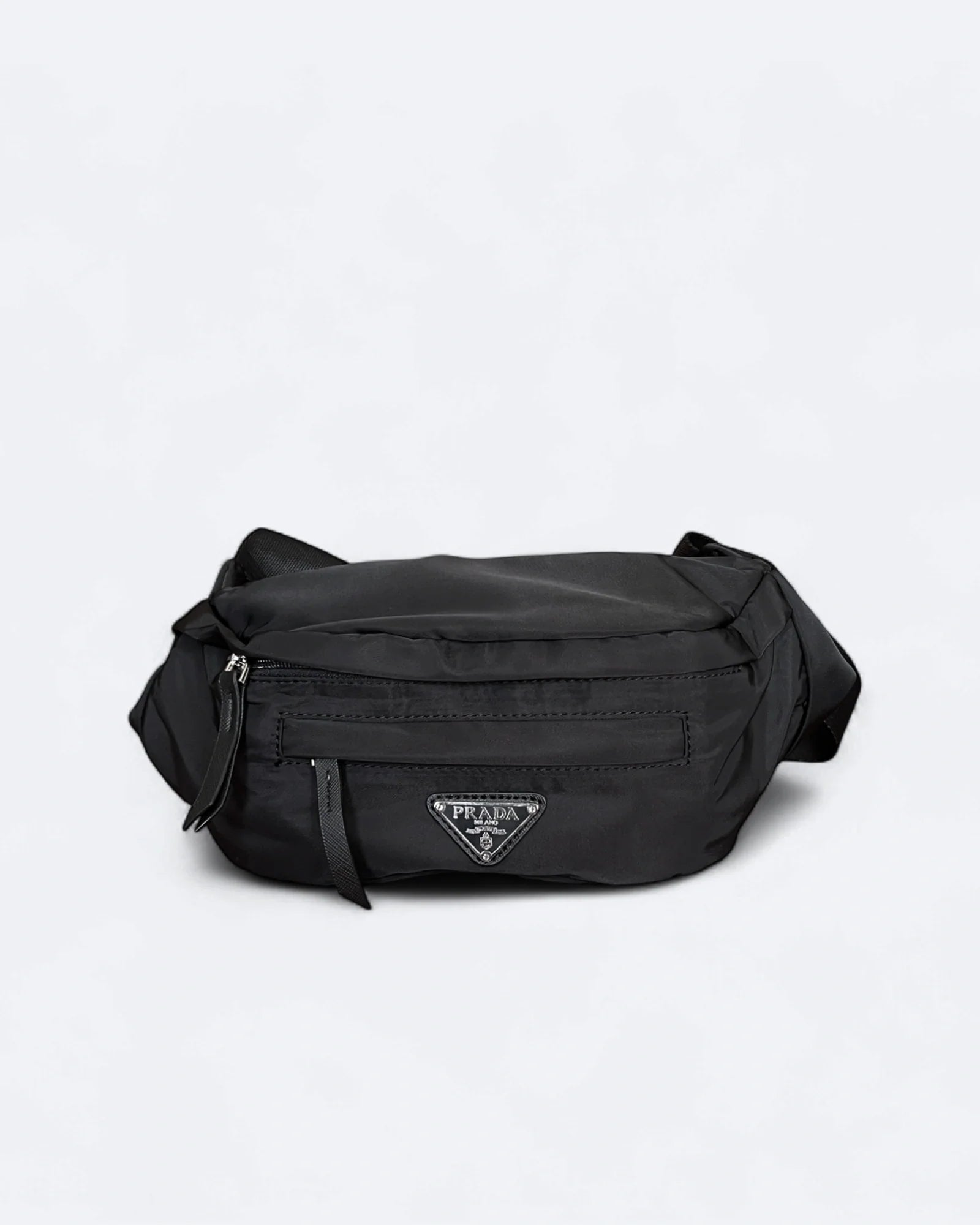 Prada – crossbody kabelka s kovovým logem – černá