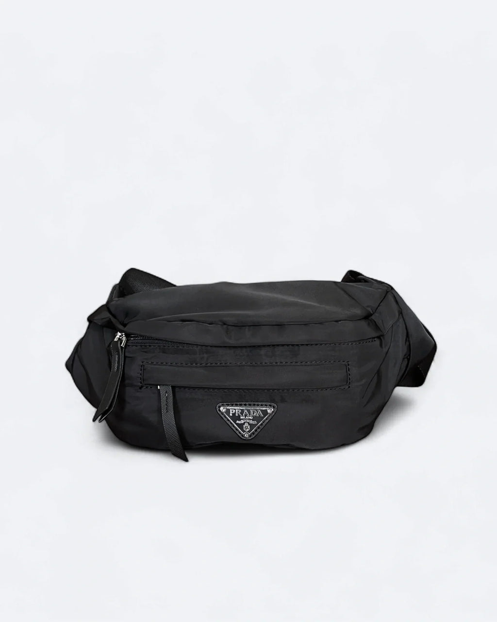 Prada – crossbody kabelka s kovovým logem – černá