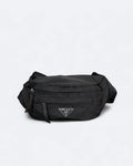 Prada – crossbody kabelka s kovovým logem – černá