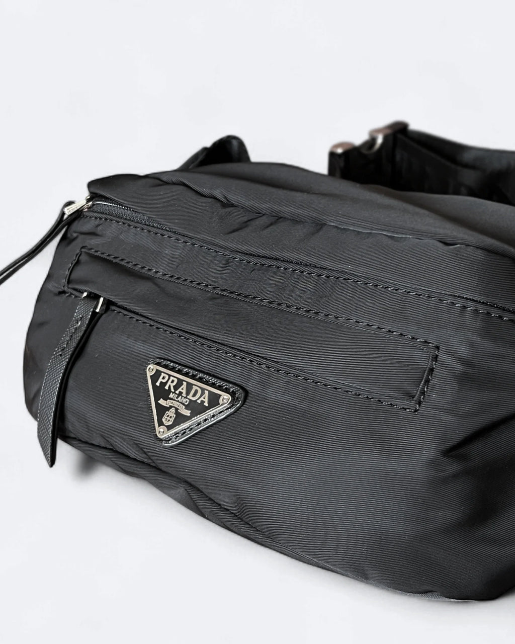 Prada – crossbody kabelka s kovovým logem – černá