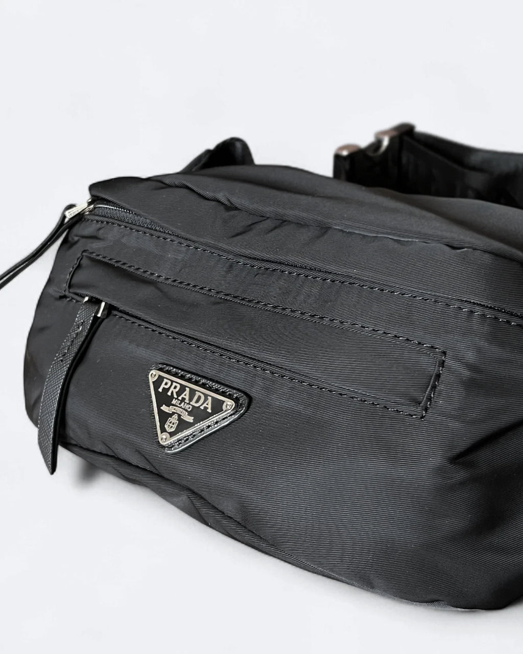 Prada – crossbody kabelka s kovovým logem – černá