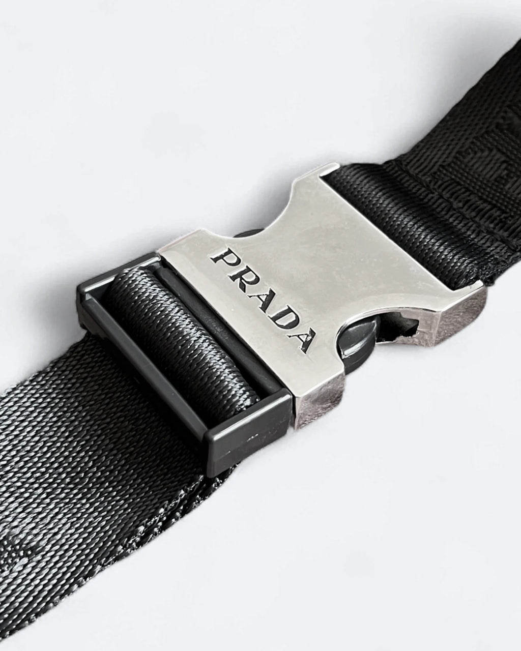 Prada – crossbody kabelka s kovovým logem – černá