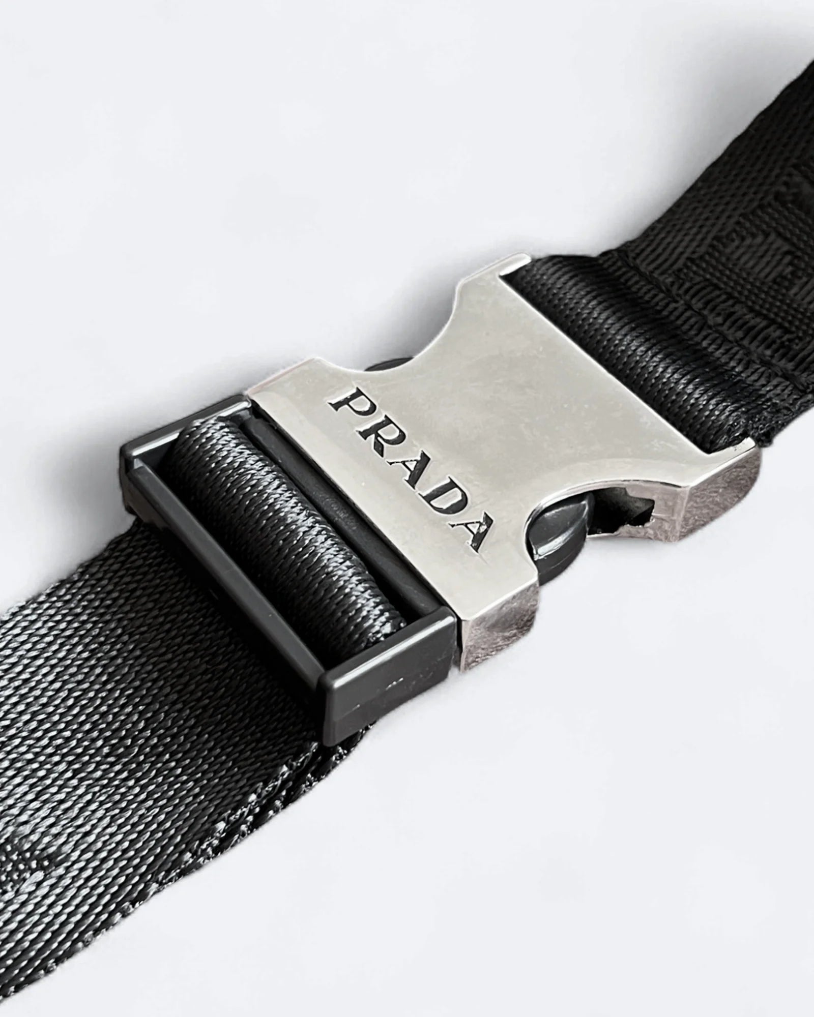 Prada – crossbody kabelka s kovovým logem – černá