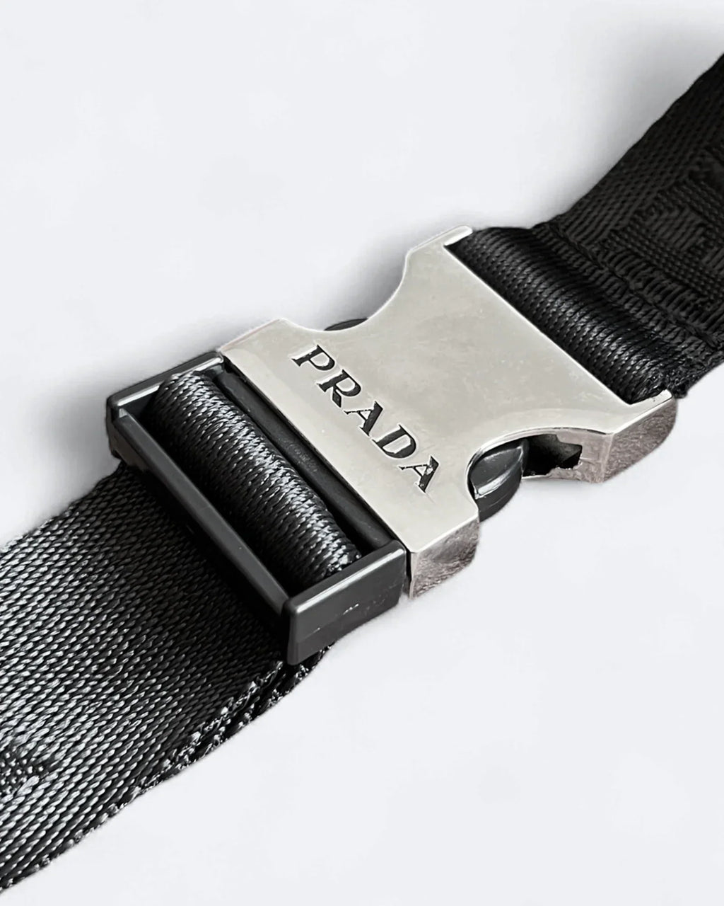 Prada – crossbody kabelka s kovovým logem – černá