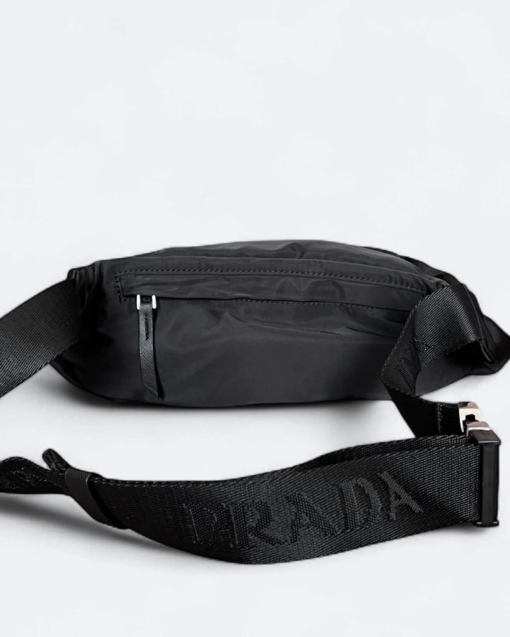 Prada – crossbody kabelka s kovovým logem – černá