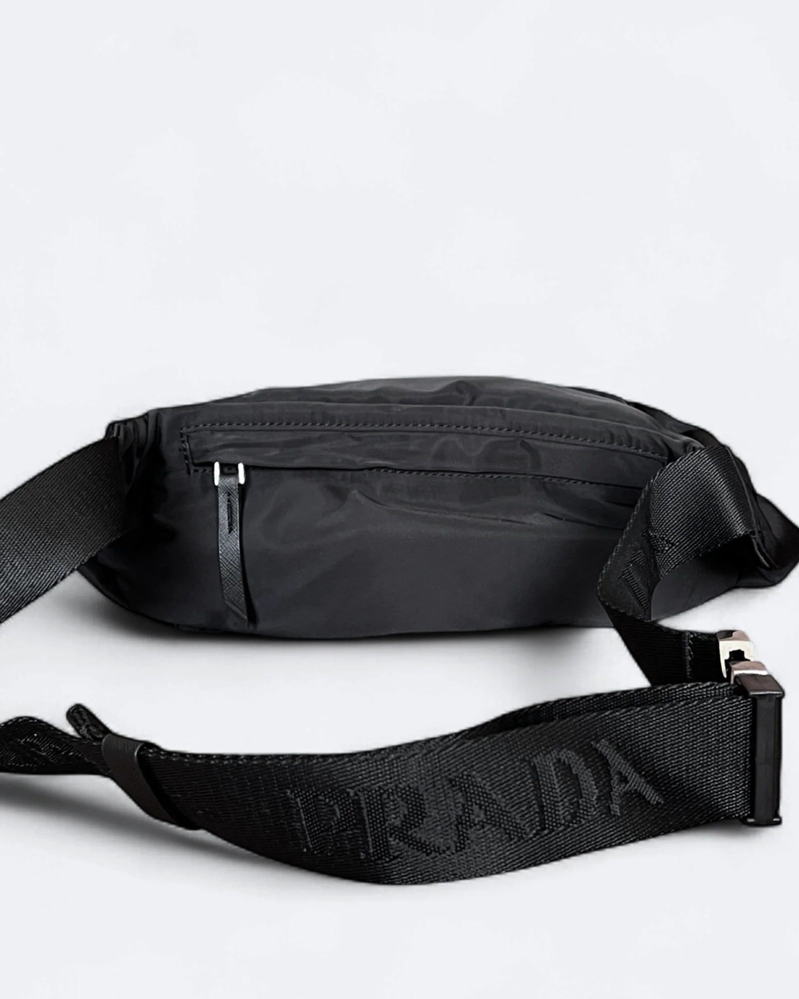 Prada – crossbody kabelka s kovovým logem – černá