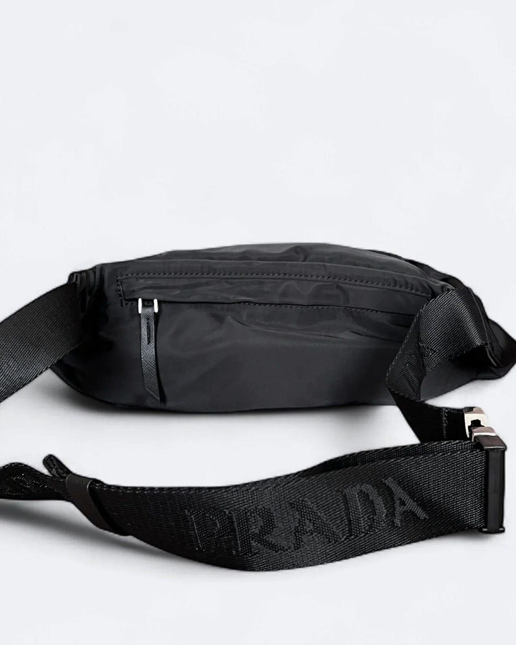 Prada – crossbody kabelka s kovovým logem – černá