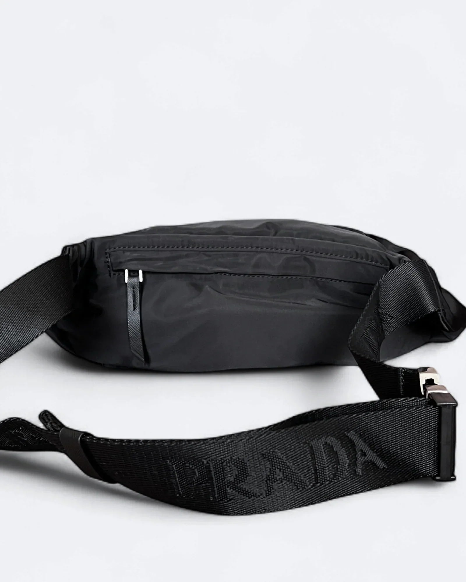 Prada – crossbody kabelka s kovovým logem – černá