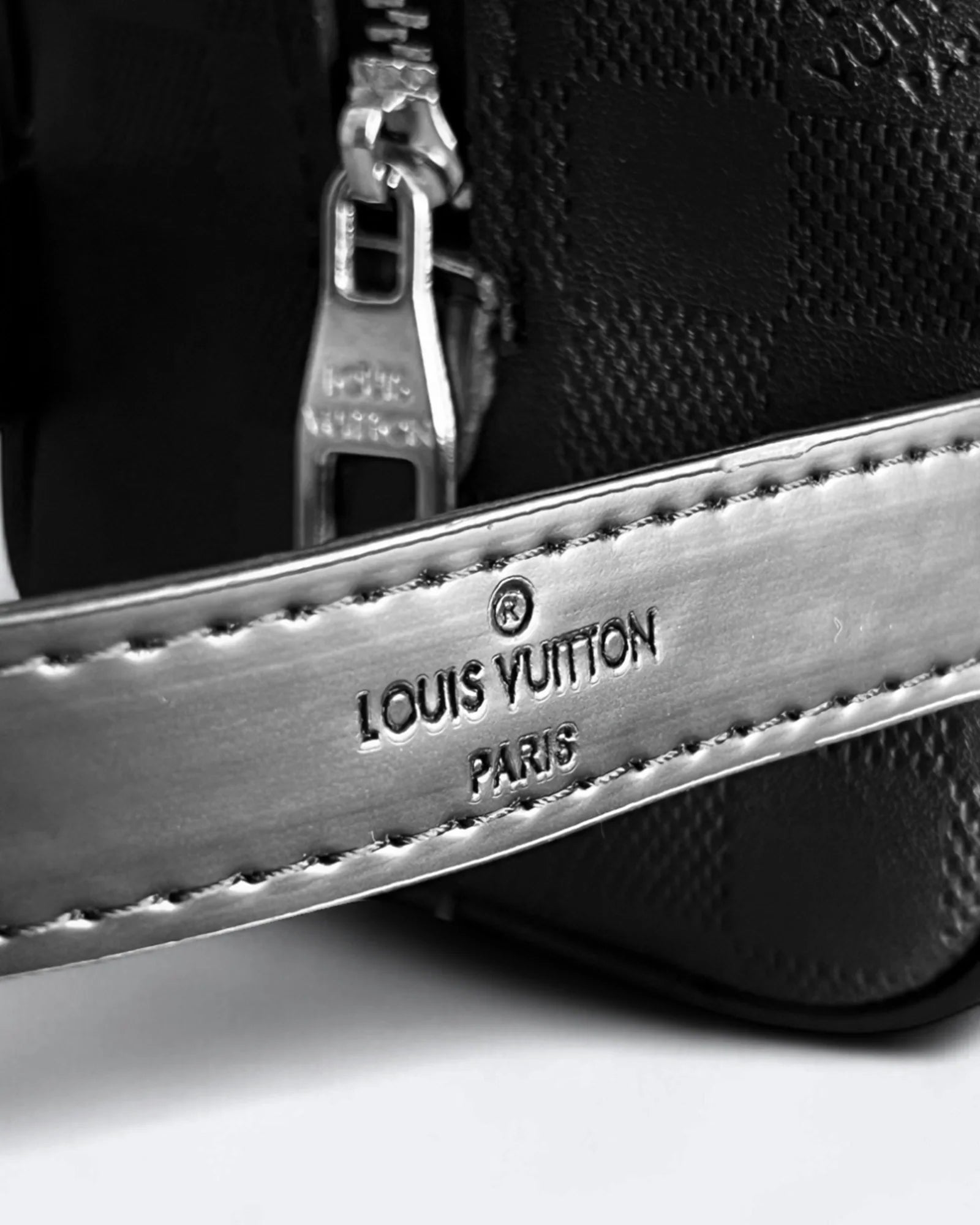 Louis Vuitton - Ruční etue Damier Embossed - černá