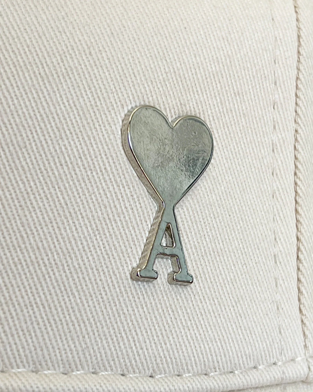 AMI – Kšiltovka s logem Silver Pin – krémová