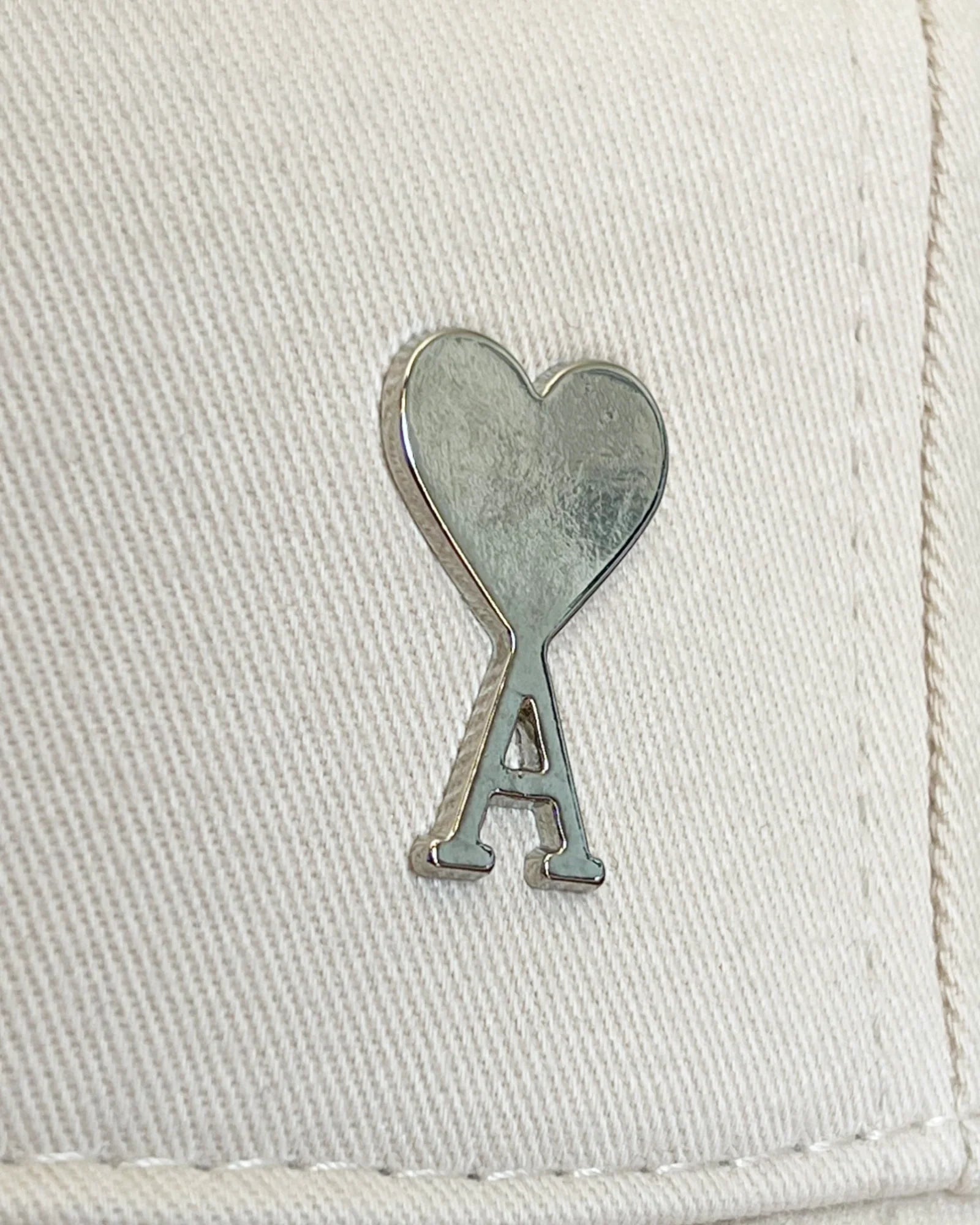 AMI – Kšiltovka s logem Silver Pin – krémová
