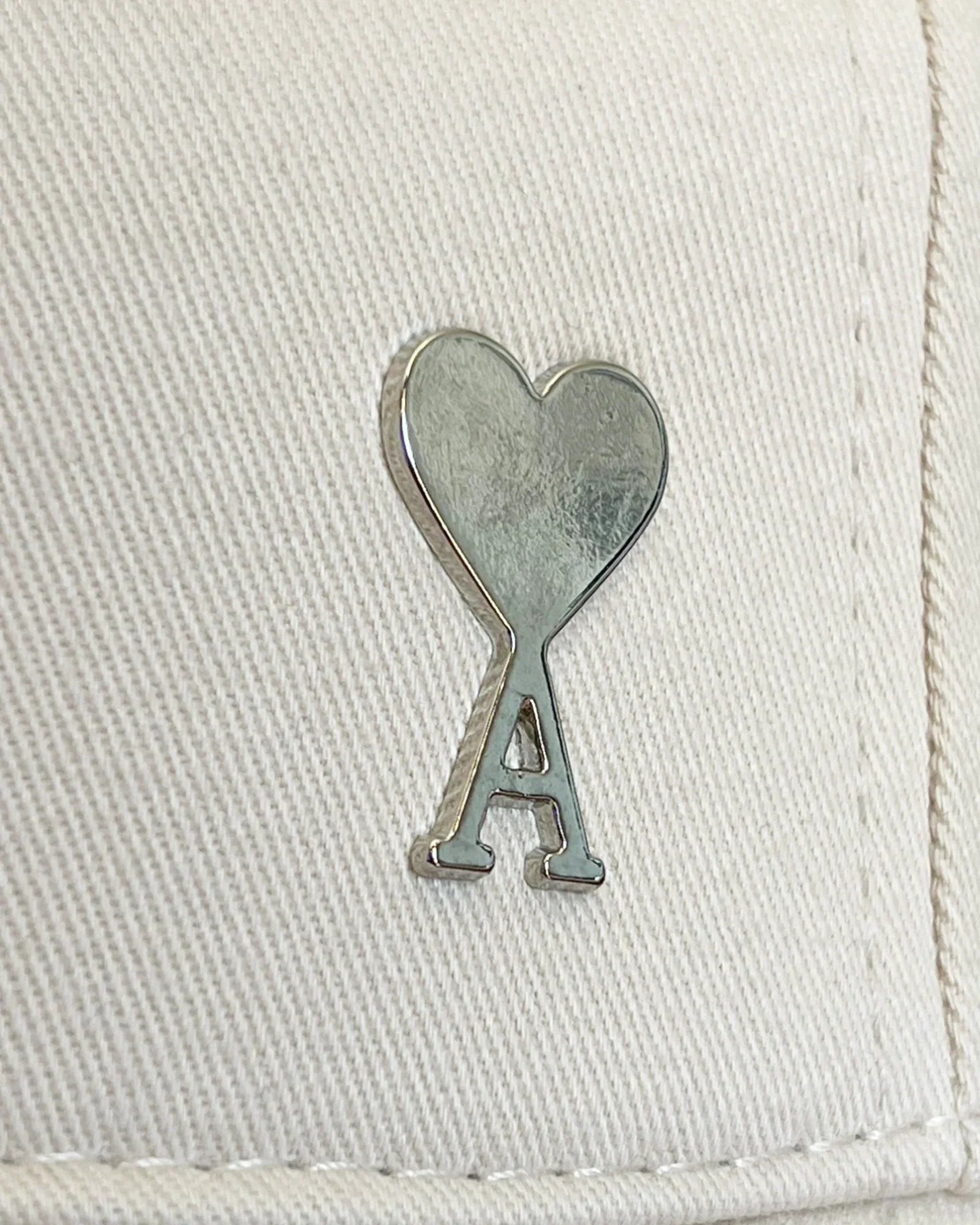 AMI – Kšiltovka s logem Silver Pin – krémová