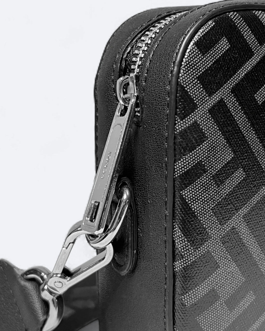 Fendi - Messenger taška se žlutým pruhem - Černá
