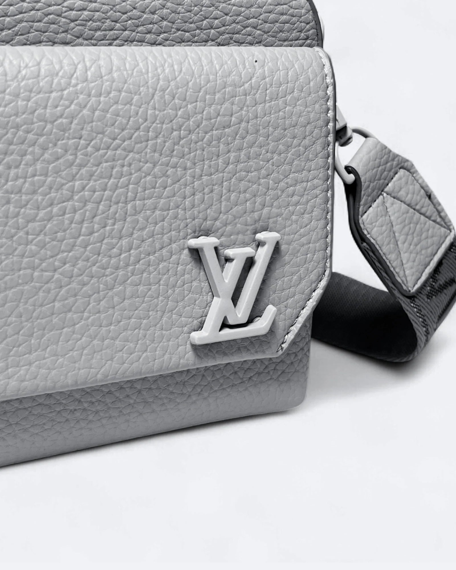 LVTN – Kožená mini messenger brašna – světle šedá