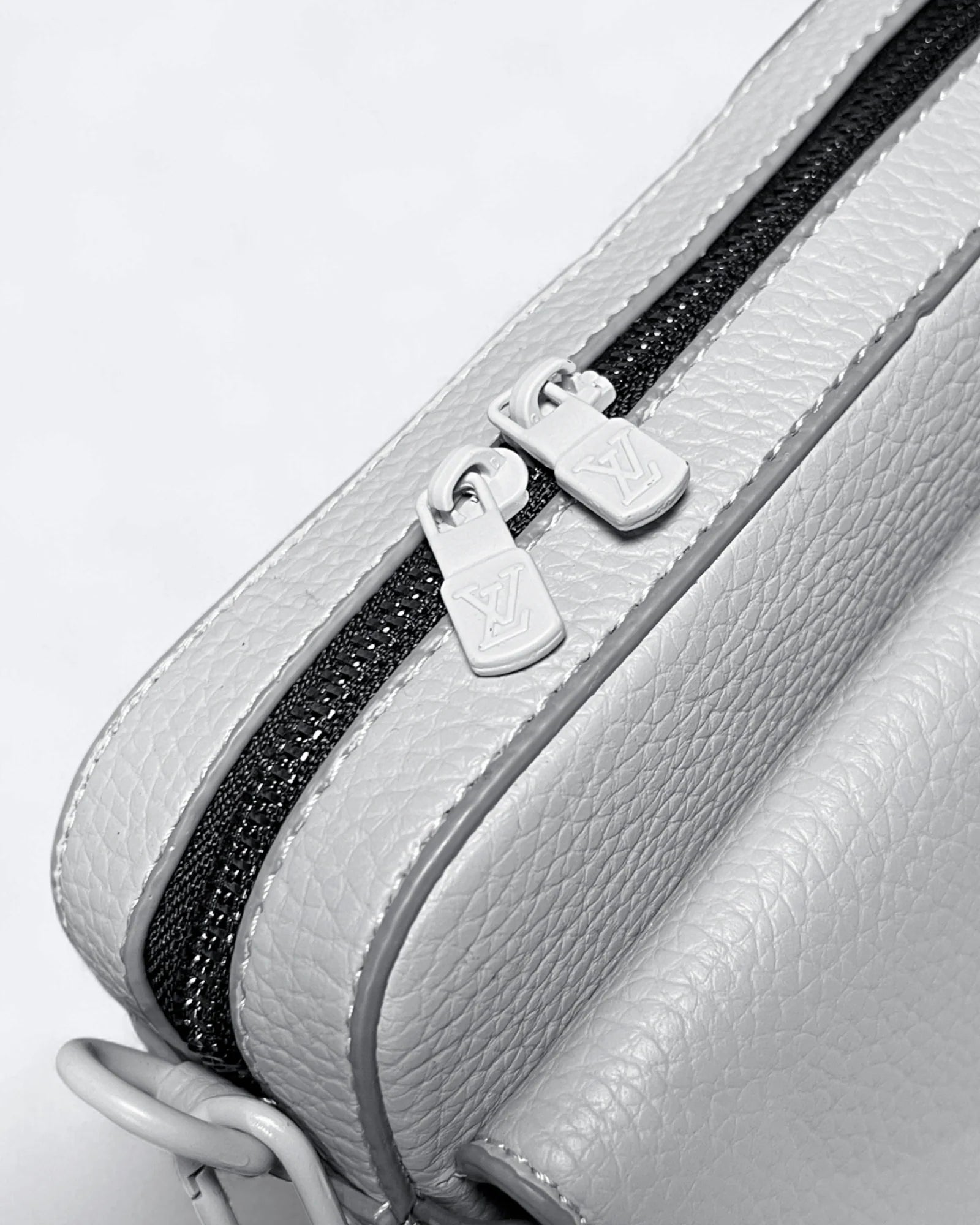 LVTN – Kožená mini messenger brašna – světle šedá