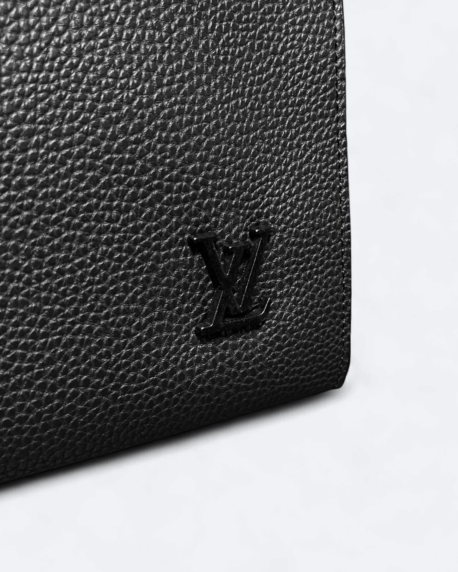 LVTN – Černé kožené psaníčko s monogramem – černé