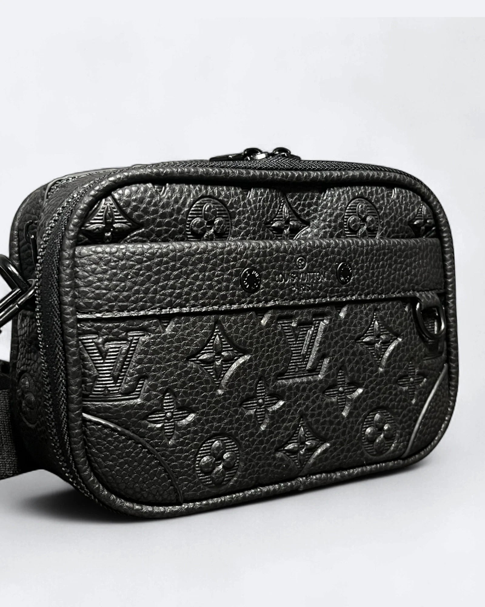 LVTN – Crossbody kabelka Alpha z embosované kůže – černá