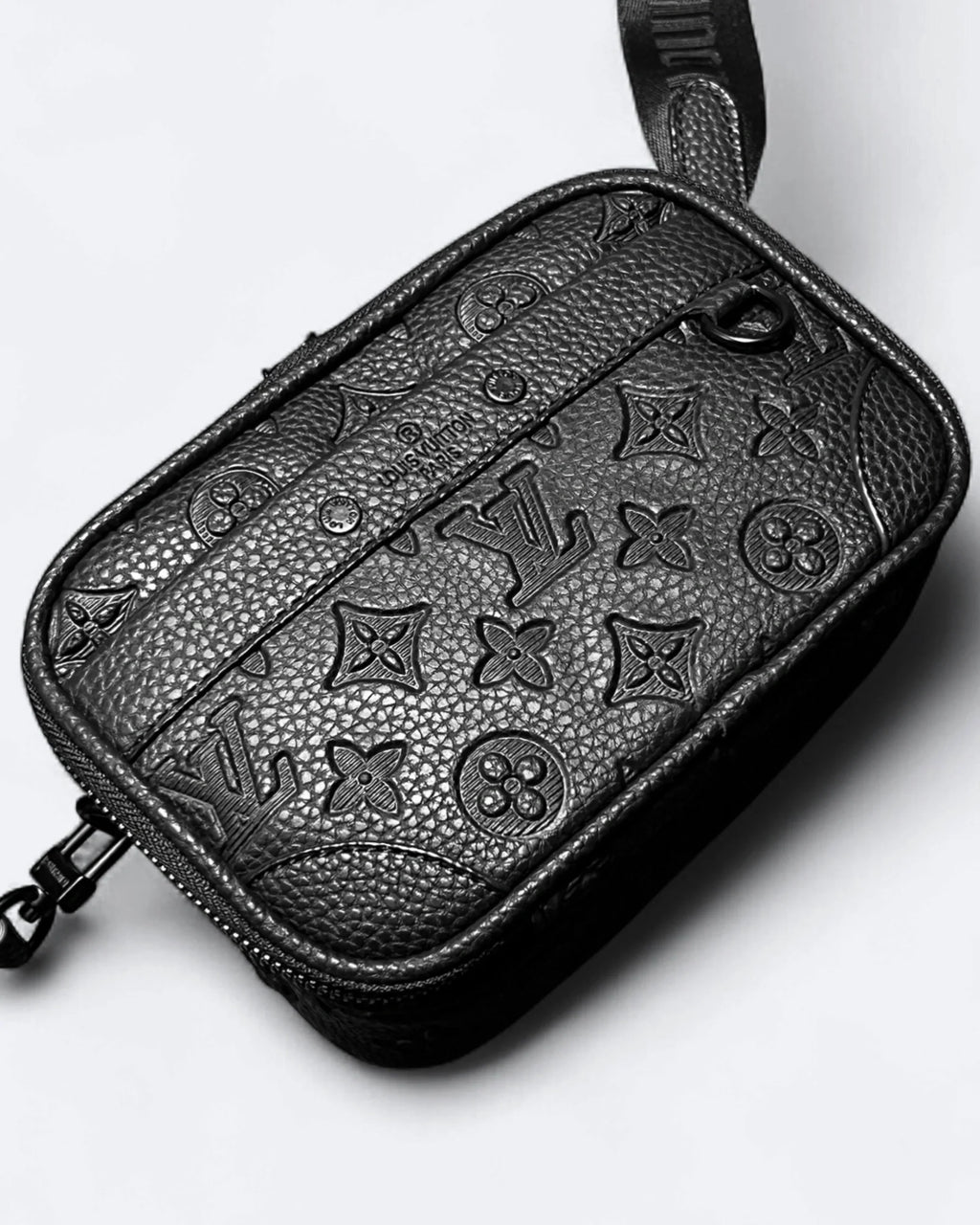 LVTN – Crossbody kabelka Alpha z embosované kůže – černá