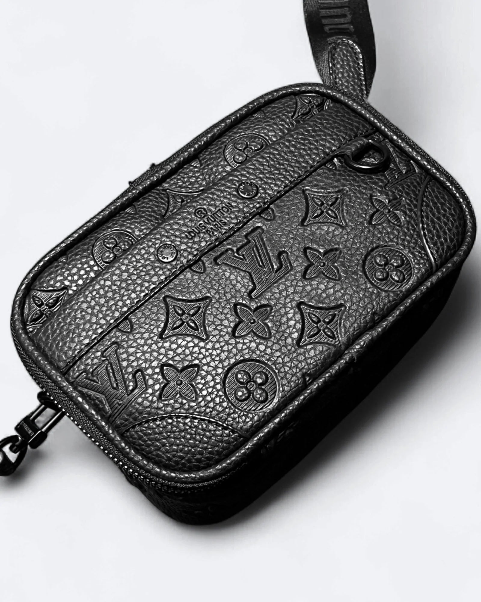 LVTN – Crossbody kabelka Alpha z embosované kůže – černá