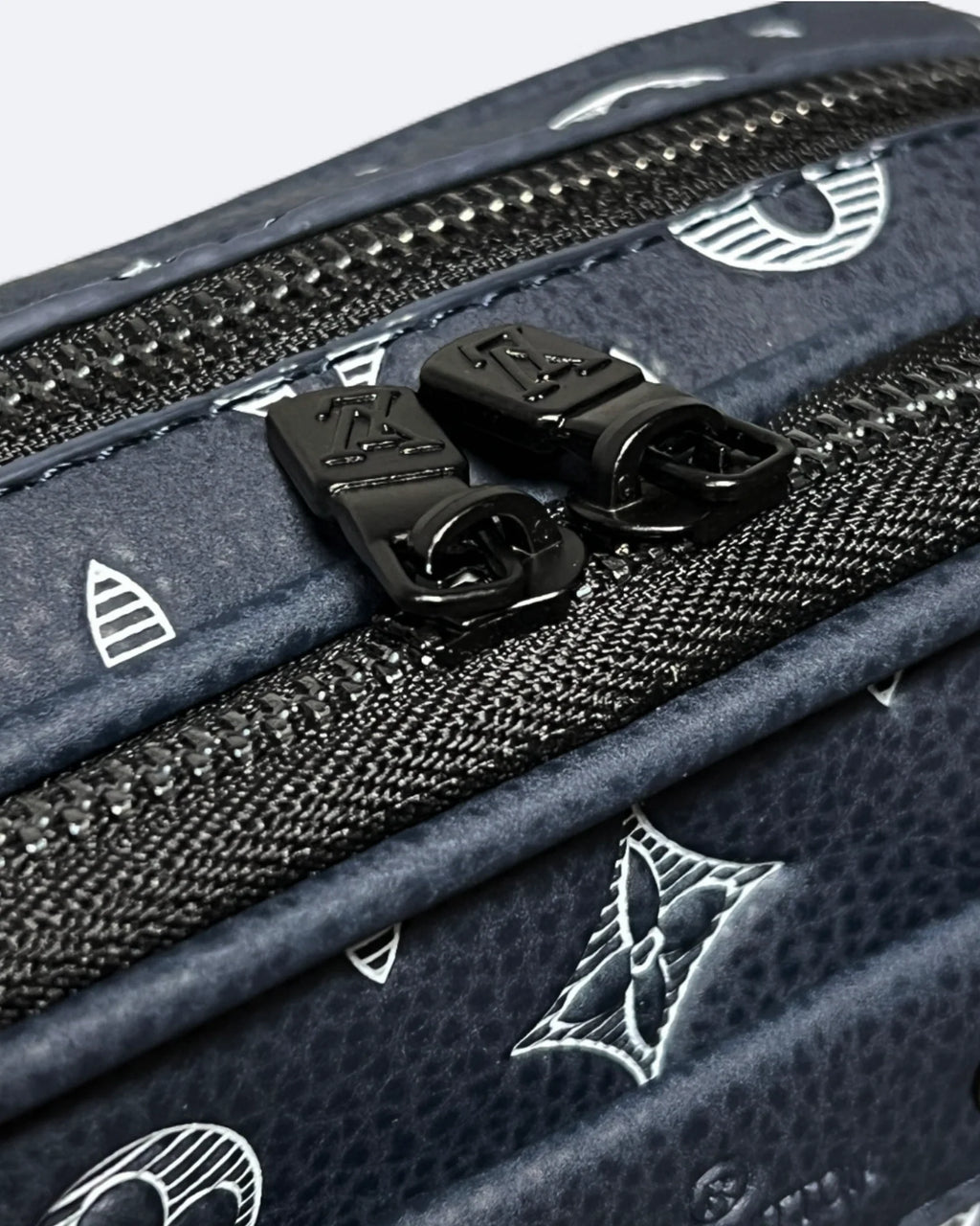 LVTN – crossbody taška Alpha – tmavě modrá/bílá