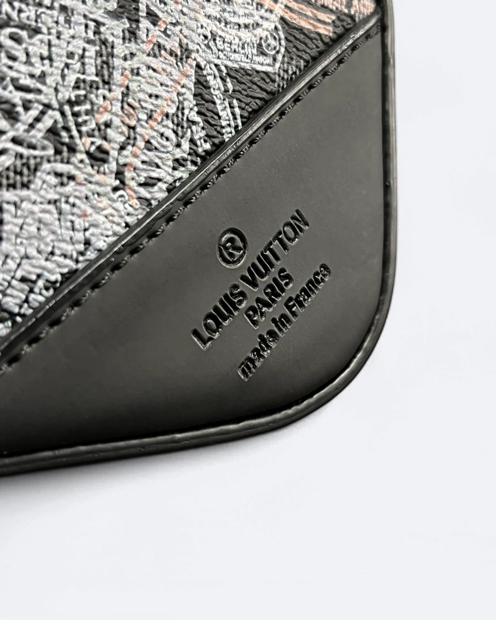 Louis Vuitton – Pasové známky se zvířaty, tašky Damier Trio – černá