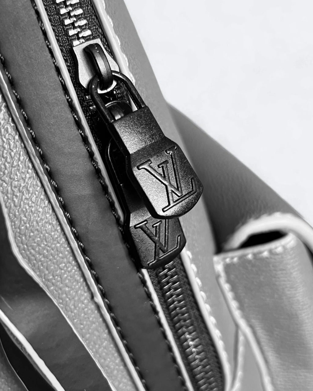 Louis Vuitton - Kožený batoh Takeoff - Šedá