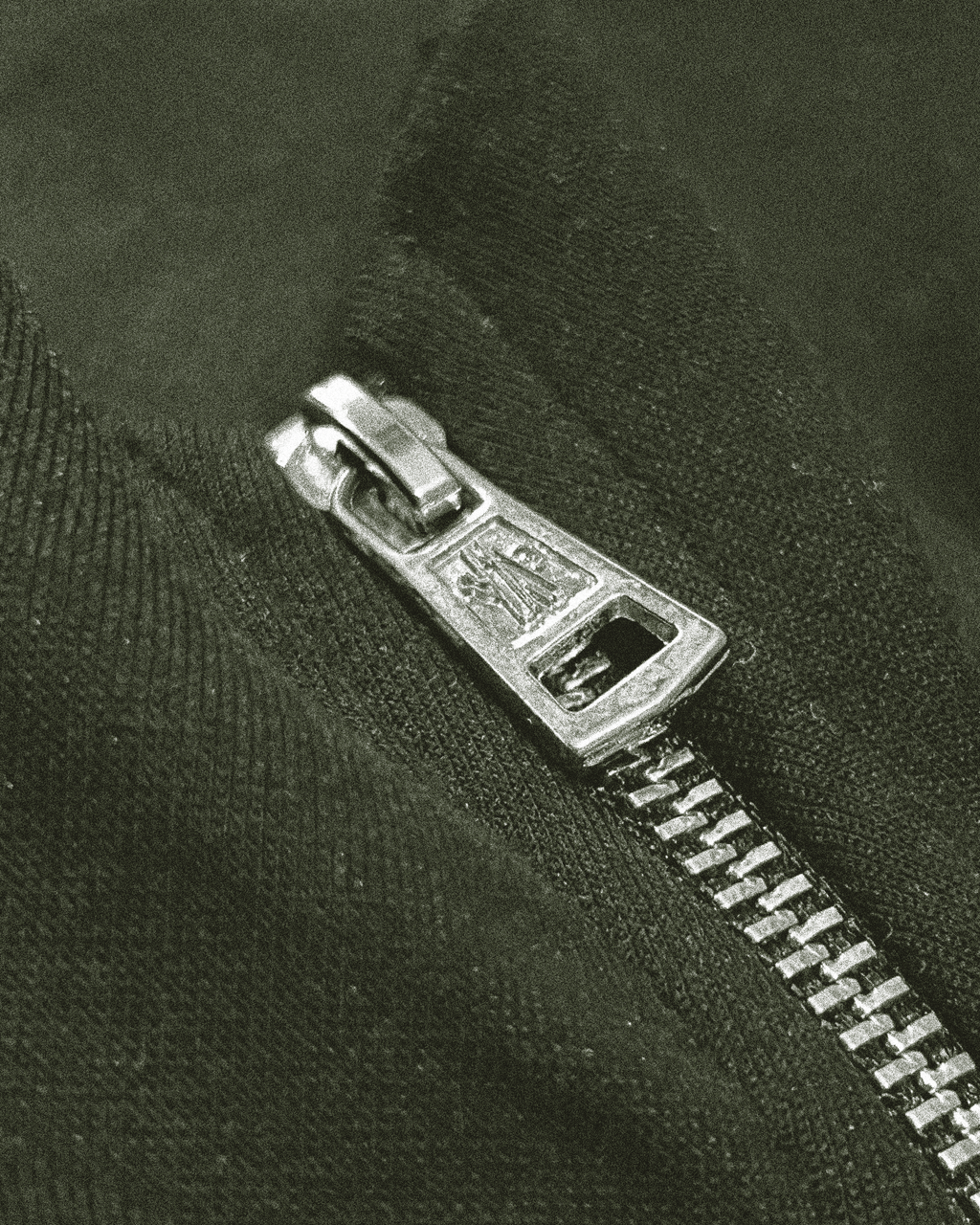 Moncler – mikina na půl zipu s logem – olivově zelená