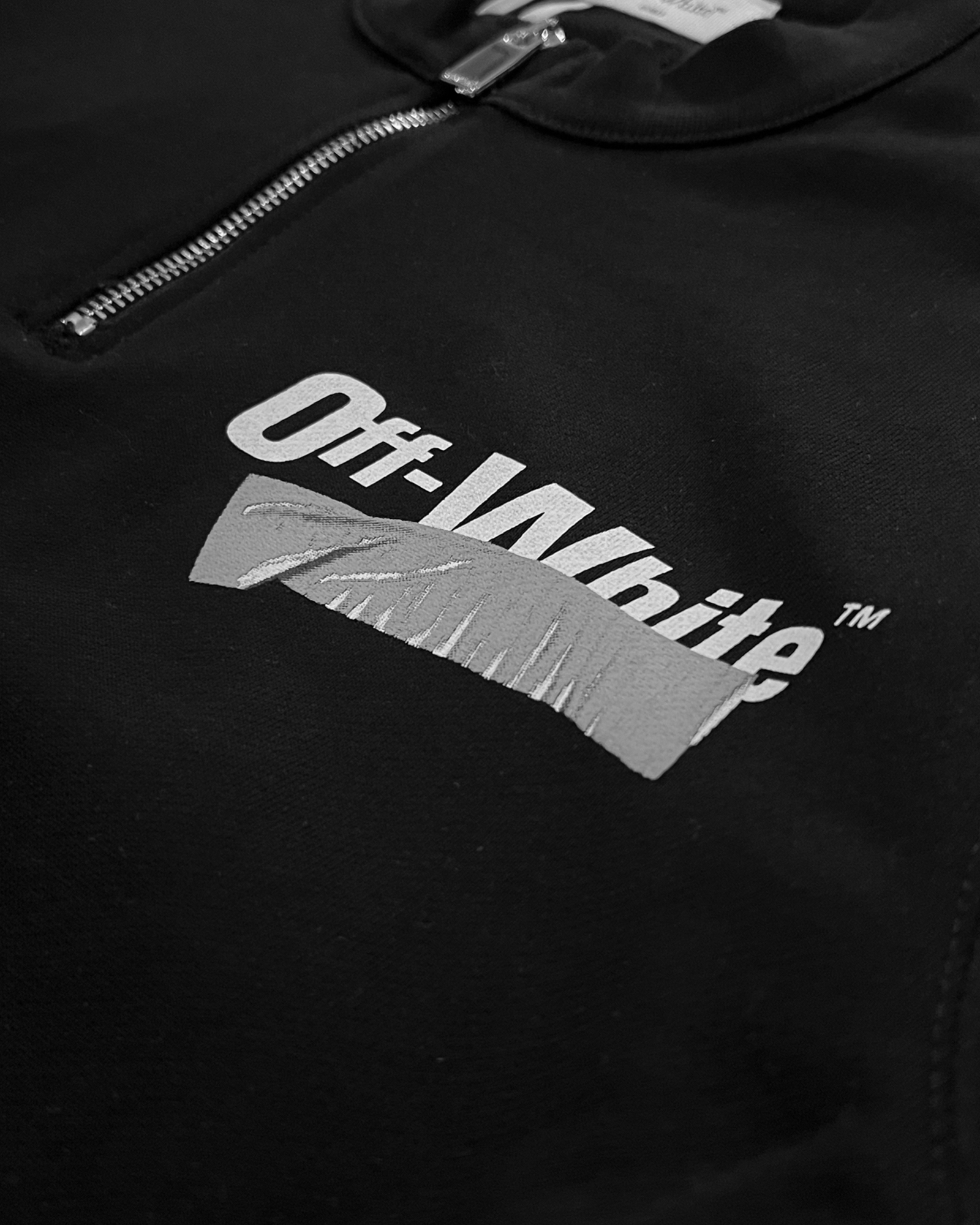 Off-White – Mikina na zip s grafikou stříbrné pásky – černá